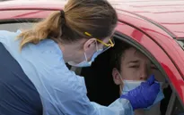 Số ca COVID-19 nhập viện tăng vọt vì Omicron, Australia hứng chịu ngày đại dịch chết chóc nhất