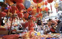 Phố cổ Hà Nội rực rỡ sắc đỏ những ngày gần Tết