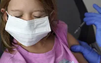 Vaccine giúp giảm gần 50% nguy cơ nhiễm COVID-19 ở trẻ em