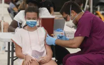 WHO khuyến nghị giảm liều vaccine cho trẻ dưới 12 tuổi