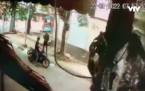 Cô gái trẻ giành lại xe từ nhóm cướp