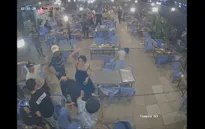 Mời bia không uống, 4 cô gái bị đánh tại quán nhậu