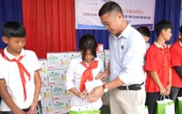 Quỹ Tấm lòng Việt hỗ trợ học sinh huyện Thanh Chương khắc phục hậu quả bão lũ