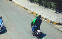 Video: Kẻ cướp xông vào nhà giật túi xách của người phụ nữ