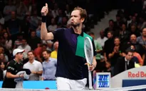 Daniil Medvedev và Jannik Sinner vào tứ kết Erste Bank mở rộng