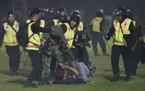 Indonesia mở rộng điều tra thảm kịch giẫm đạp trên sân cỏ