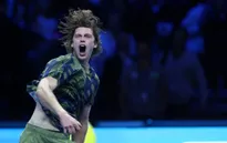 ATP Finals | Andrey Rublev đánh bại Daniil Medvedev ở trận ra quân