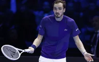 Thua Tsitsipas, Medvedev dừng bước tại ATP Finals 2022