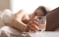 Lợi và hại của việc uống nước trước khi đi ngủ