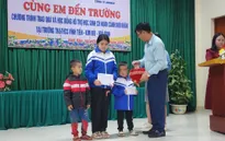 Cùng em đến trường: Trao tặng học bổng cho học sinh nghèo tại tỉnh Hòa Bình