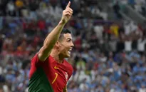 C.Ronaldo bị FIFA tước pha ghi bàn bằng... tóc