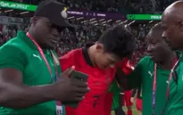 Đang khóc dở, Son Heung-min bị đối thủ... selfie