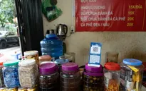 Uống nước vỉa hè thanh toán bằng QR