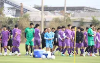 ĐT Việt Nam tập buổi đầu tiên tại Lào, chuẩn bị cho trận khai màn AFF Cup 2022