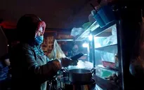Người lao động mưu sinh trong đêm đông giá rét