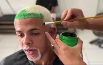 Mái tóc đặc biệt của một cổ động viên Brazil