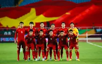 Thủ tướng Phạm Minh Chính xuống sân chúc mừng ĐT Việt Nam