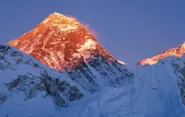 Sông băng cao nhất trên đỉnh Everest "thất thoát" lượng băng mất 2.000 năm để hình thành