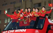 Dàn tuyển thủ nữ Việt Nam diễu hành trên xe bus 2 tầng tại TP.HCM