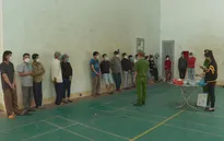 Bắt vụ đánh bạc bằng vỏ hạt dưa quy mô lớn