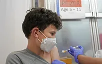 Anh tiêm vaccine ngừa COVID-19 cho trẻ 5 - 11 tuổi