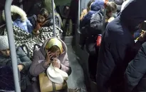Căng thẳng leo thang, hàng nghìn người dân miền Đông Ukraine sơ tán sang Nga