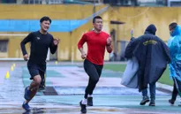 Trọng tài V.League nỗ lực chinh phục bài test thể lực trong thời tiết mưa lạnh