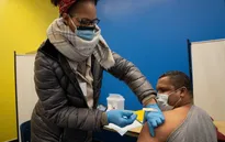 Mỹ xem xét phê duyệt tiêm mũi vaccine thứ tư ngừa COVID-19