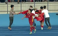 CĐV tràn xuống sân ăn mừng chức vô địch cùng U23 Việt Nam