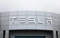 Tesla tiếp tục cắt giảm thiết bị trên một số mẫu xe do thiếu chip