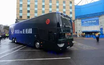 Chelsea bị khóa luôn thẻ ngân hàng, không thể mua nhiên liệu cho xe buýt