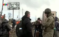 Ukraine lần đầu công khai số binh sĩ thiệt mạng, nhiều người dân cố duy trì cuộc sống bình thường