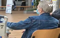 Pháp chính thức bỏ quy định đeo khẩu trang và kiểm tra thẻ tiêm chủng
