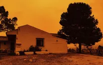 Bão bụi bất thường nhuộm cam bầu trời Italy