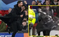 CĐV Manchester United ném mưa vật thể lạ vào HLV Simeone