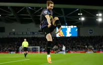 Harry Kane đá tung chai Coca khi ăn mừng bàn thắng đánh dấu kỷ lục ghi bàn tại Premier League