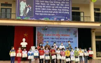 Quỹ Tấm lòng Việt hỗ trợ học bổng cho các em học sinh xã Ninh Nhất, Ninh Bình