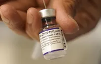 Nhật Bản cho phép sử dụng vaccine của Pfizer để tiêm mũi thứ 3 cho trẻ từ 12-17 tuổi