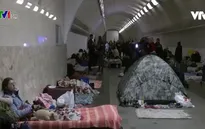 Đêm thứ sáu người dân Ukraine trú ẩn dưới ga tàu điện ngầm