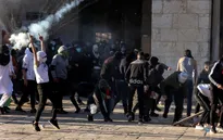 Người Palestine đụng độ với cảnh sát Israel tại thánh địa Jerusalem, hơn 150 người bị thương