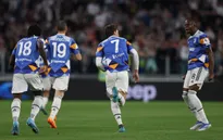 Vlahovic lập công, Juventus thoát thua phút cuối