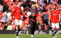 Ronaldo tặng quả bóng hat-trick cho đàn em