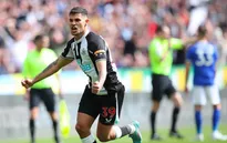 Newcastle ngược dòng thắng Leicester ở phút bù giờ