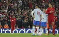 Vùi dập Man Utd, Liverpool vươn lên đỉnh bảng Ngoại hạng Anh