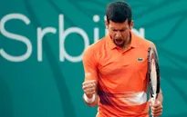 Novak Djokovic ngược dòng vào bán kết Serbia mở rộng