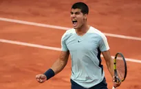 Ngược dòng ngoạn mục, Carlos Alcaraz tiến vào vòng 3 Roland Garros