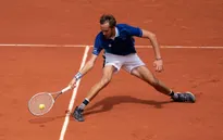 Medvedev và Tsitsipas tiến vào vòng 3 Pháp mở rộng