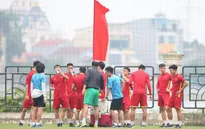 U23 Việt Nam tập luyện giữa trưa nắng để chuẩn bị cho trận gặp U23 Philippines