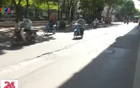 Mặt đường “lồi lõm", hư hỏng bên dưới đường sắt Nhổn - ga Hà Nội