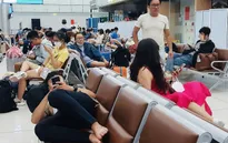 Hàng không trễ chuyến, khách vạ vật ở sân bay